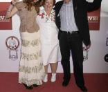 Joss Stone en compagnie de Rita Gilligan MBE (la première serveuse de l’histoire du Hard Rock Café) et de Hamish Dodds (le président de Hard Rock International)