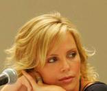 La montre de Richard Weil sur le poignet de Charlize Theron