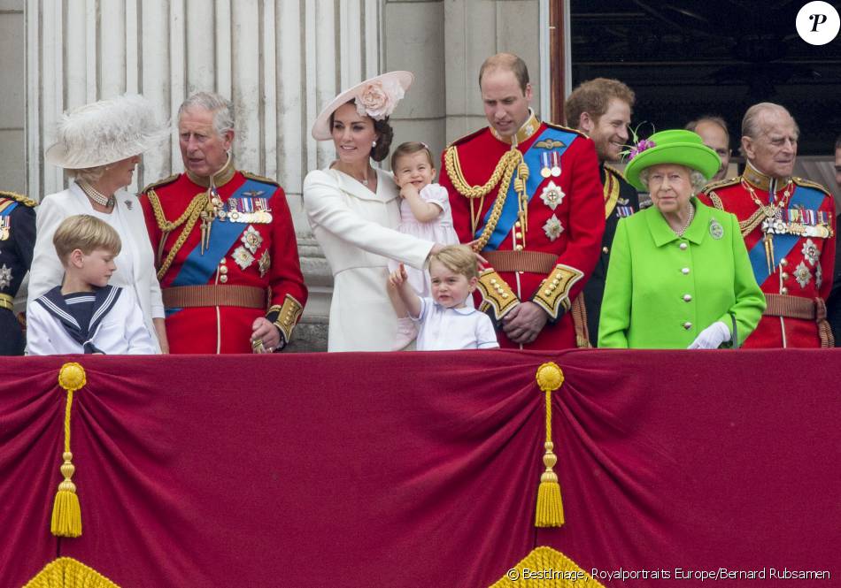 Camilla Parker Bowles, duchesse de Cornouailles, le prince Charles, Kate Middleton, duchesse de Cambridge, la princesse Charlotte, le prince George, le prince William, le prince Harry, la reine Elizabeth II d'Angleterre et le prince Philip, duc d'Edimbourg - La famille royale d'Angleterre au balcon du palais de Buckingham lors de la parade 