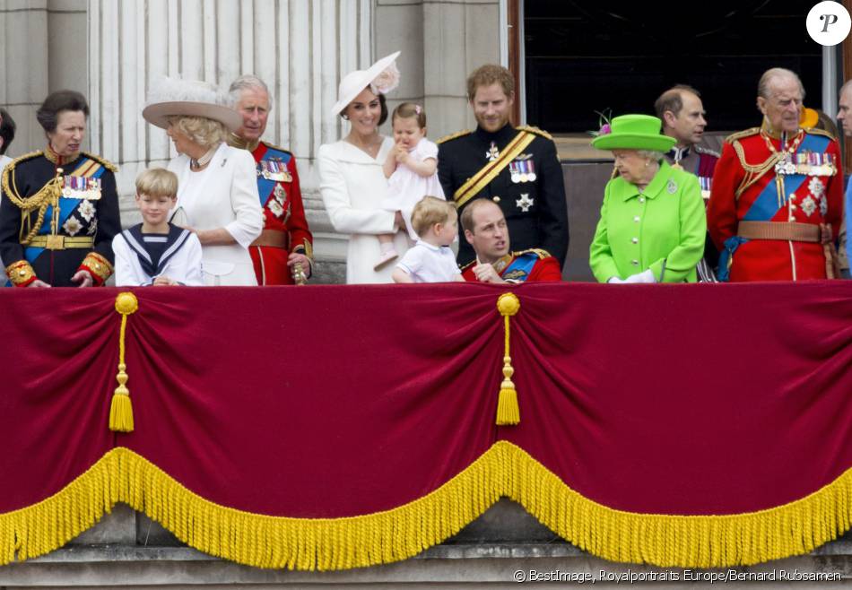 La princesse Anne, Camilla Parker Bowles, duchesse de Cornouailles, le prince Charles, Kate Catherine Middleton, duchesse de Cambridge, la princesse Charlotte, le prince George, le prince William, le prince Harry, la reine Elisabeth II d'Angleterre, le prince Edward, comte de Wessex, et le prince Philip, duc d'Edimbourg - La famille royale d'Angleterre au balcon du palais de Buckingham lors de la parade 