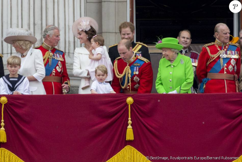 Camilla Parker Bowles, duchesse de Cornouailles, le prince Charles, Kate Catherine Middleton, duchesse de Cambridge, la princesse Charlotte, le prince George, le prince William, le prince Harry, la reine Elisabeth II d'Angleterre, le prince Edward, comte de Wessex, et le prince Philip, duc d'Edimbourg - La famille royale d'Angleterre au balcon du palais de Buckingham lors de la parade 