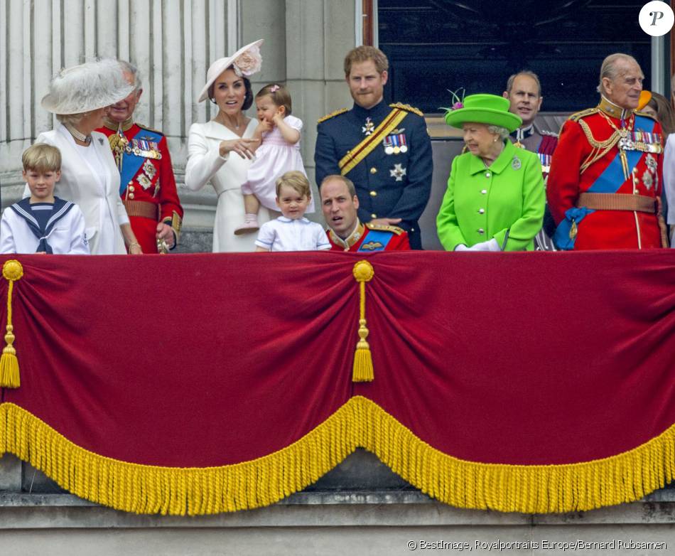 Camilla Parker Bowles, duchesse de Cornouailles, le prince Charles, Kate Catherine Middleton, duchesse de Cambridge, la princesse Charlotte, le prince George, le prince William, le prince Harry, la reine Elisabeth II d'Angleterre, le prince Edward, comte de Wessex et le prince Philip, duc d'Edimbourg - La famille royale d'Angleterre au balcon du palais de Buckingham lors de la parade 