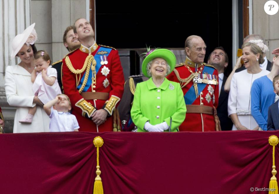 Kate Catherine Middleton, duchesse de Cambridge, la princesse Charlotte, le prince George, le prince Harry, le prince William, la reine Elisabeth II d'Angleterre, le prince Philip, duc d'Edimbourg, la comtesse Sophie de Wessex - La famille royale d'Angleterre au balcon du palais de Buckingham lors de la parade 