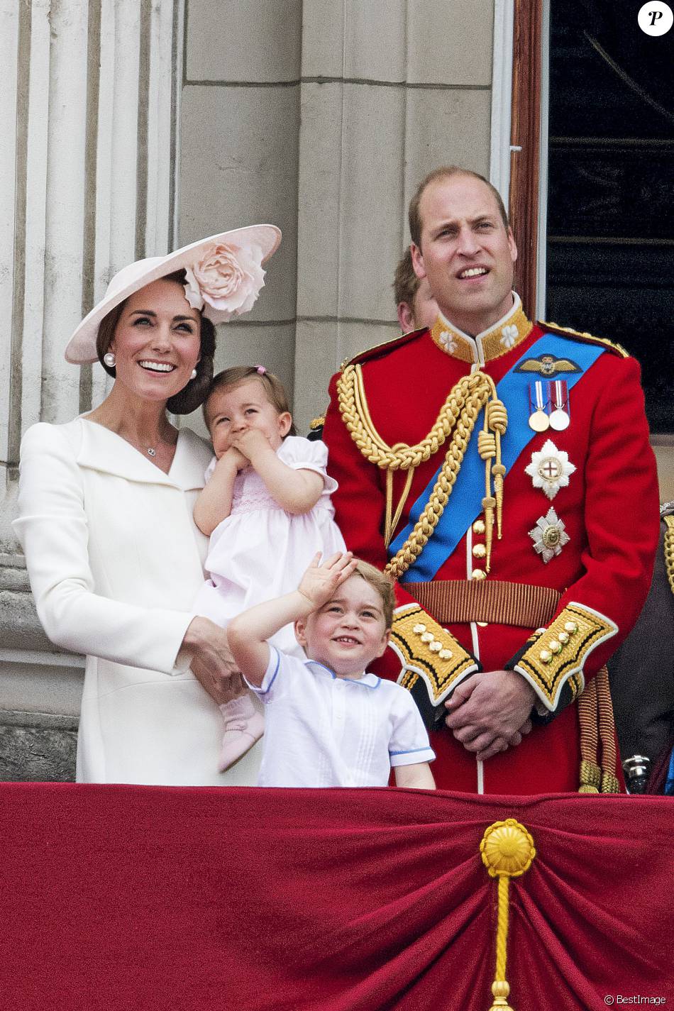 Kate Catherine Middleton, duchesse de Cambridge, la princesse Charlotte, le prince George, le prince William - La famille royale d'Angleterre au balcon du palais de Buckingham lors de la parade 