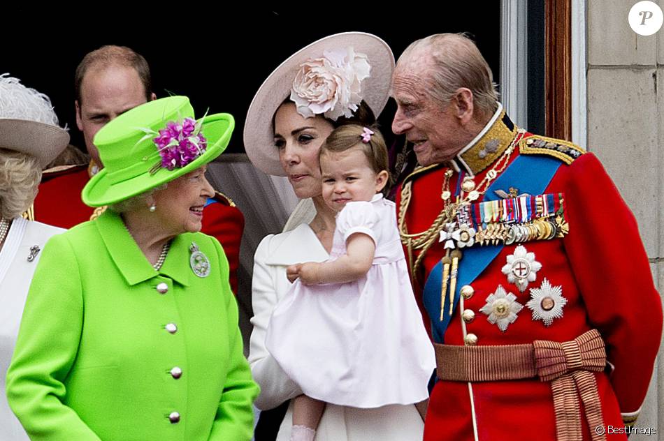 La reine Elizabeth II, Kate Middleton, duchesse de Cambridge, la princesse Charlotte, le prince Philip, duc d'Edimbourg au balcon du palais de Buckingham lors de la parade 