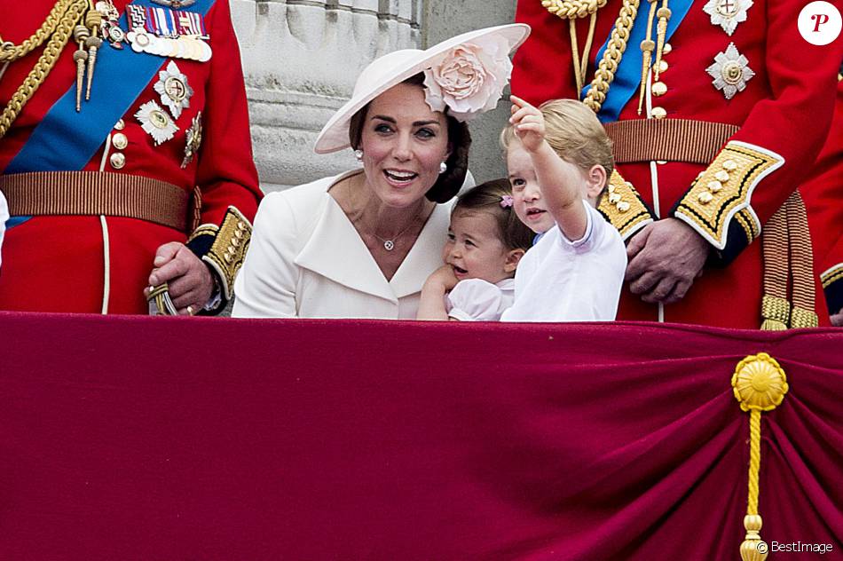 Kate Catherine Middleton, duchesse de Cambridge, la princesse Charlotte, le prince George - La famille royale d'Angleterre au balcon du palais de Buckingham lors de la parade 