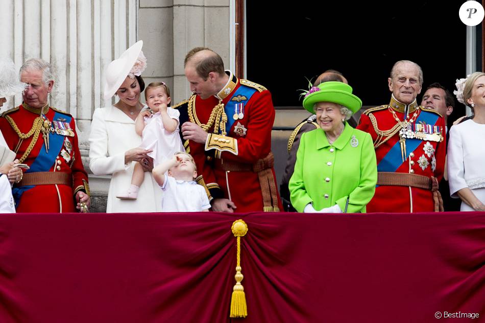 Le prince Charles, Kate Catherine Middleton, duchesse de Cambridge, la princesse Charlotte, le prince George, le prince William, la reine Elisabeth II d'Angleterre, le prince Philip, duc d'Edimbourg - La famille royale d'Angleterre au balcon du palais de Buckingham lors de la parade 