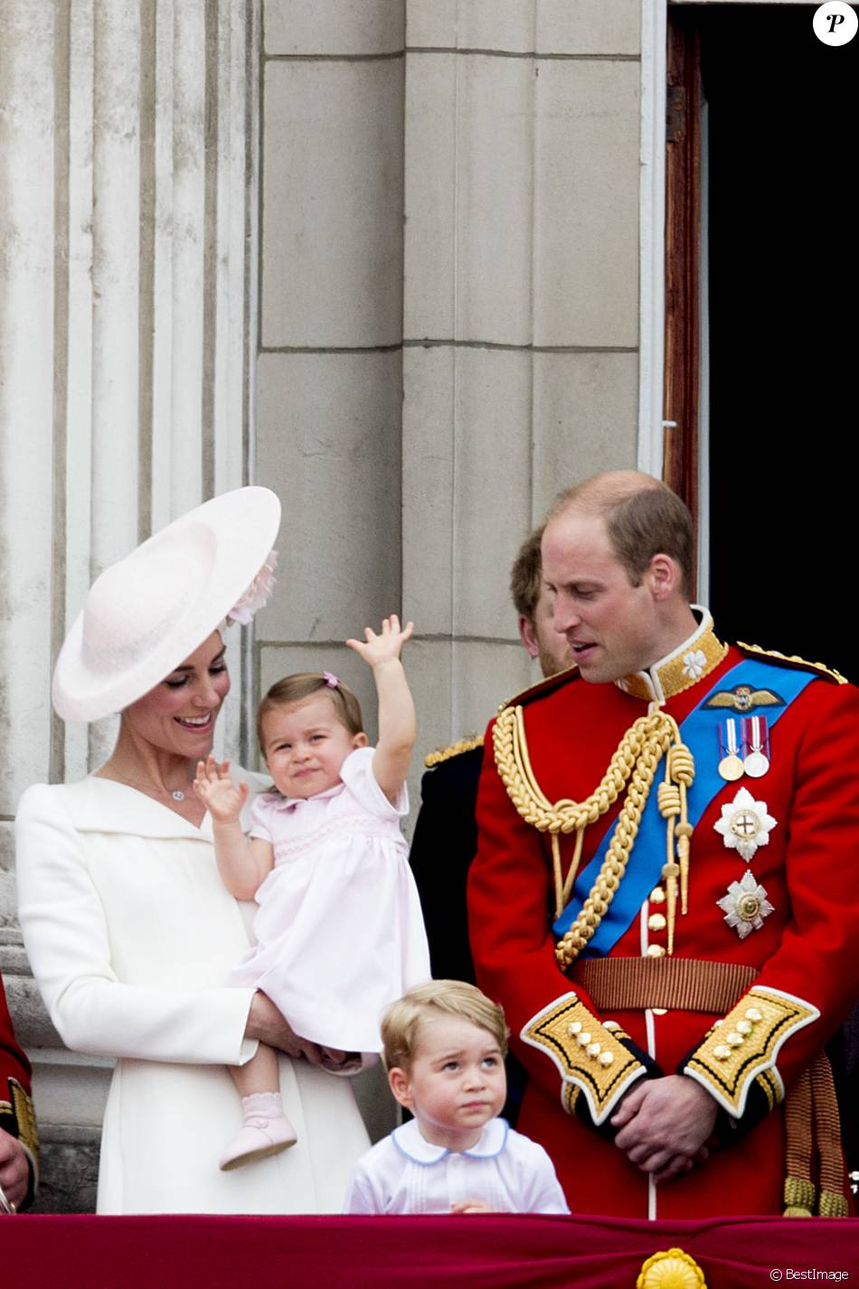 Kate Catherine Middleton, duchesse de Cambridge, la princesse Charlotte, le prince George et le prince William - La famille royale d'Angleterre au balcon du palais de Buckingham lors de la parade 