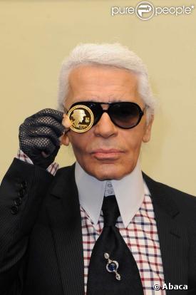 Karl Lagerfeld frappe la première pièce hommage à Coco Chanel