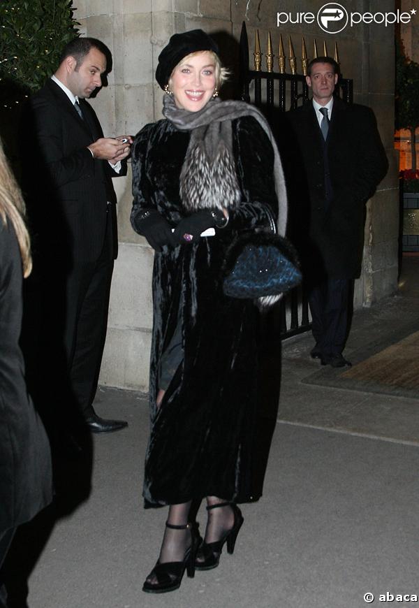 Sharon Stone quitte son hôtel 