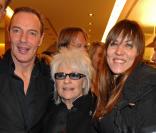 Catherine Lara entourée de Tony Gomez et de MAthilde Seigner à l'inauguration de la boutique Nespresso des Champ-Elysées
