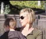 Sharon Stone et ses enfants dans un parc de Beverly Hills