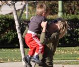 Sharon Stone et ses enfants dans un parc de Beverly Hills