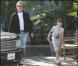 REPORTAGE PHOTOS : Pierce Brosnan apprend à son fils à draguer... au restaurant, cette fois !