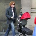 PHOTOS : Mick Hucknall, leader de Simply Red, un vrai papa poule !