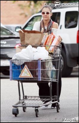 Jessica Alba a esquissé un sourire