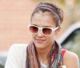 Jessica Alba a esquissé un sourire