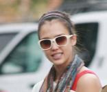 Jessica Alba a esquissé un sourire