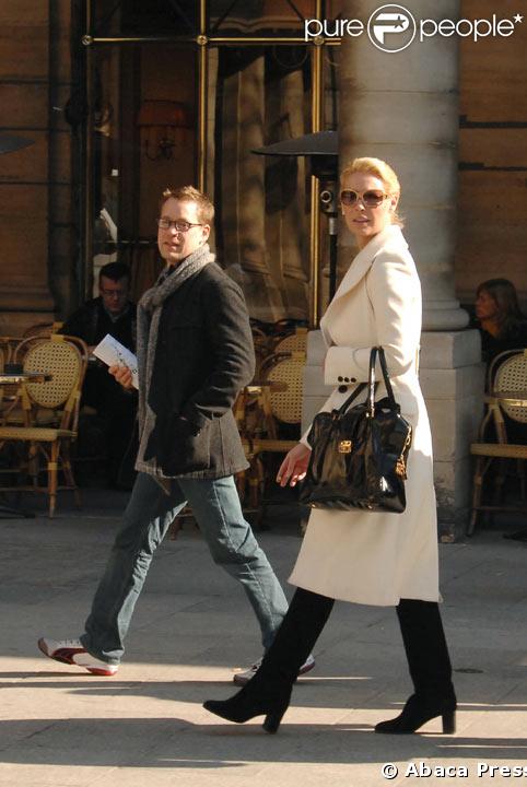 T.R. Knight de Grey's Anatomy avec Katerine Heigl dans les rues de Paris