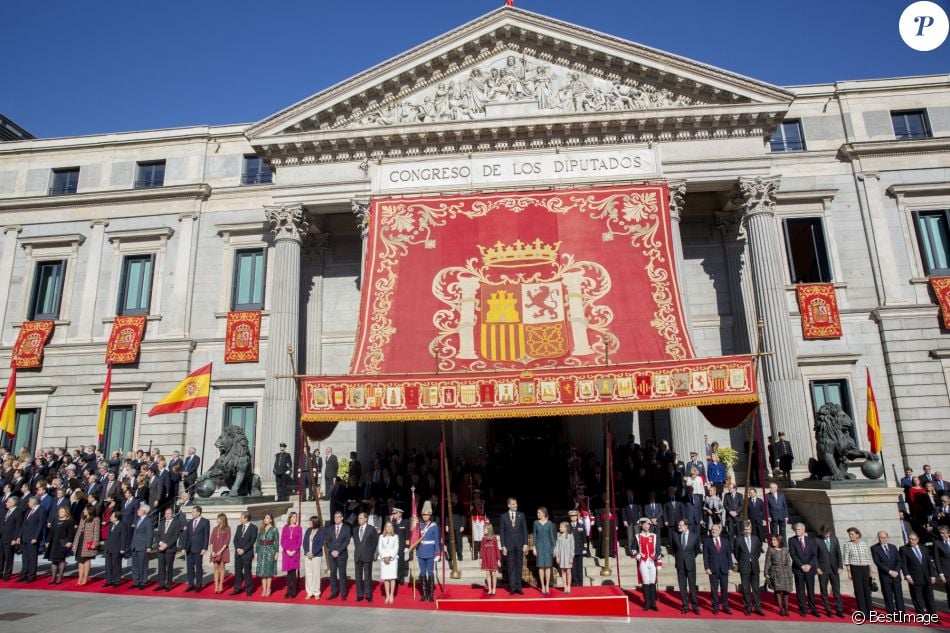 AGENDA DE SM. REYES FELIPE y LETIZIA  - Página 40 2834523-le-roi-felipe-vi-d-espagne-et-sa-femme-l-950x0-2