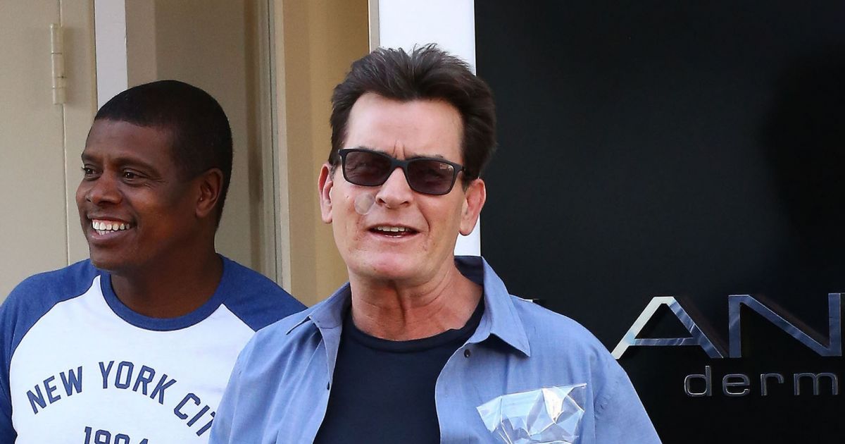 Charlie Sheen souhaite la mort de Donald Trump et il assume - Pure People