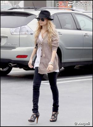 Nicole Richie et son compagnon Joel Madden reviennent de chez Chanel à Beverly Hills 