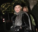Sharon stone lors de sa visite à Paris pour l'inauguration de la boutique Nespresso des Champs-Elysées