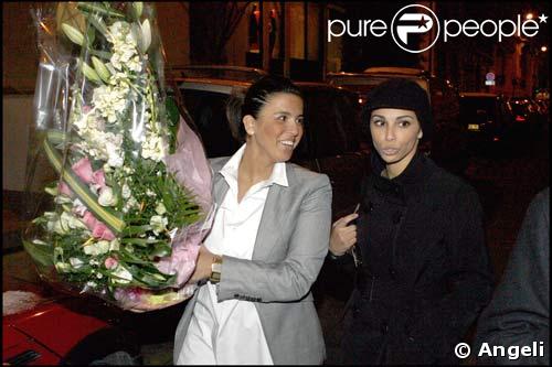 Sanâa et une autre des soeurs de Rachida Dati sont venues embarquer tous les cadeaux reçus pour la naissance de Zohra, le 6/01/09