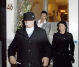 Le père de Rachida Dati et ses soeurs sont venus l'aider à embarquer tous les cadeaux reçus pour la naissance de Zohra, le 6/01/09