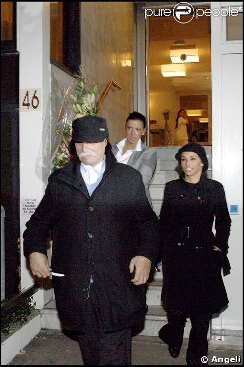 Le père de Rachida Dati et ses soeurs sont venus l'aider à embarquer tous les cadeaux reçus pour la naissance de Zohra, le 6/01/09