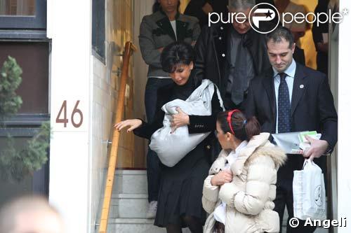 Rachida Dati sort de la clinique, sa petite Zohra en bandoulière, le 7/01/09