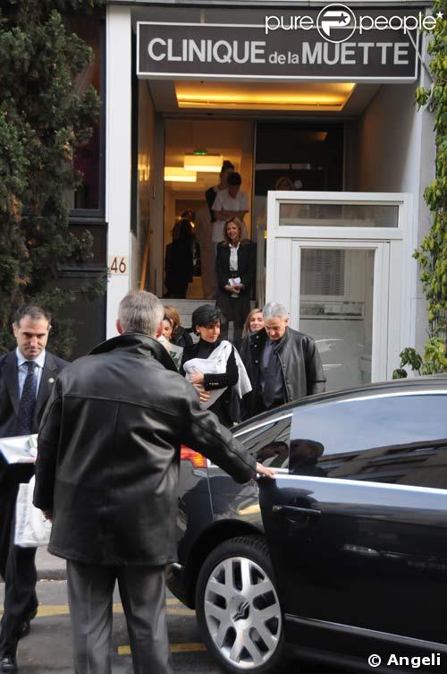 Rachida Dati sort de la clinique avec sa petite Zohra en bandoulière, le 7/01/09