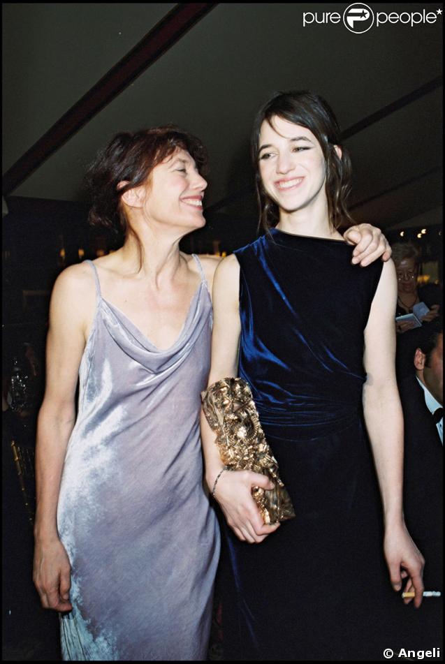 Jane Birkin, super-maman (ici avec Charlotte Gainsbourg) et super-mamie !