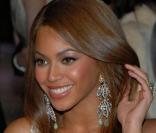 La chanteuse Beyoncé Knowles porte des boucles au style romantique.