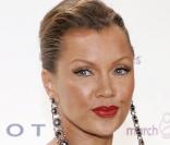 La comédienne, Vanessa Williams, porte de longues boucles XXL.