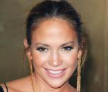 La chanteuse et comédienne, Jennifer Lopez, porte de longues boucles XXL dorés. 