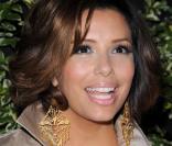 L'actrice Eva Longoria porte de sublimes boucles XXL couleur or.