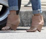 Zoom sur les bottines ouvertes de la comédienne Rachel Bilson. 
