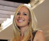 La lumineuse Heidi Montag connue pour sa participation à la télé-réalité américaine exhibe fièrement ses petites bottines gris clair. 