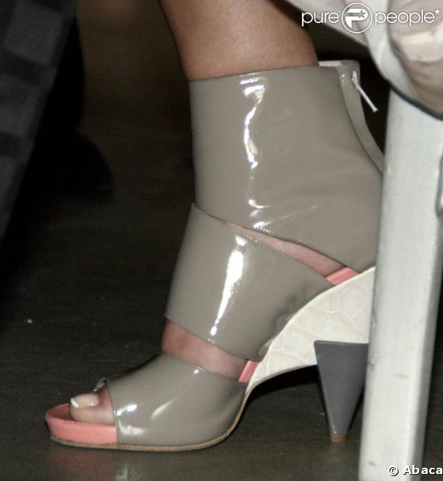 Zoom sur les bottines à larges bandes d'Heidi Montag. 