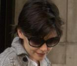 Katie Holmes, à New York, sort de son appartement avec chaussée de ses ravissants souliers à lanières.  
 
  