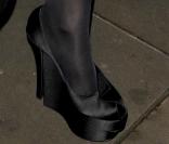 La paire d'escarpin compensée de Lily Allen vue de très près. 