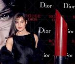 Monica Bellucci, ambassadrice de la maison Dior, présente le Rouge Dior, qu\'elle incarne à merveille.<br />