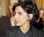 Comment rendre mode une simple jupe noire et un chemisier ? En les accessoirisant avec une grosse ceinture vernie ! Rachida Dati, au top ! 
