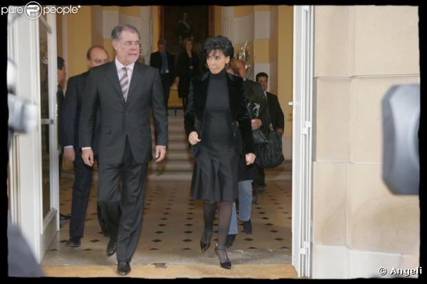 Rachida Dati, un style simple et élégant en col roulé et jupe noire