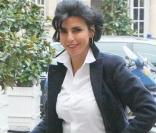 Rachida Dati a réussi à rendre la jupe en jean chic : avec un chemisier blanc, des bottes à talons et un long manteau. Bravo ! 