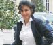 Rachida Dati a réussi à rendre la jupe en jean chic : avec un chemisier blanc, des bottes à talons et un long manteau. Bravo ! 