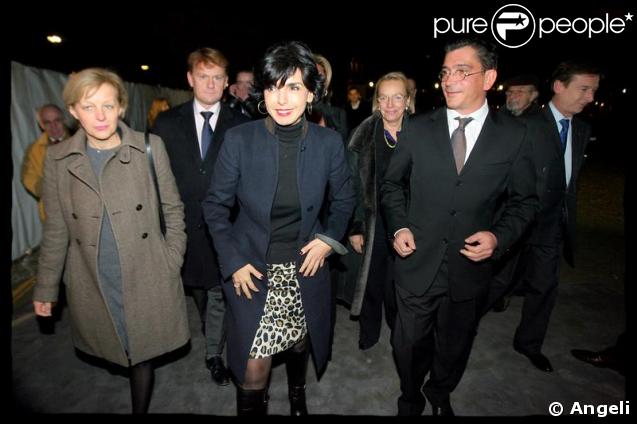 Fidèle à son col roulé noir, Rachida Dati a osé la jupe panthère sur bottes hautes : bravo ! 