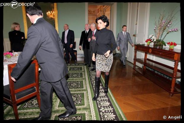 Jupe panthère et col roulé, un bon moyen de marier la touche mode au classique, bein joué Rachida Dati !
