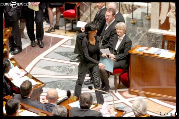 Rachida Dati en pantalon, toujours très classe avec son top noir et sa veste cintrée